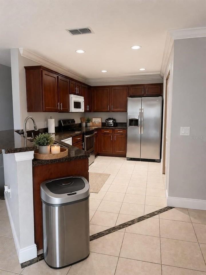 3913 PEMBERLY - Photo 3 of 11