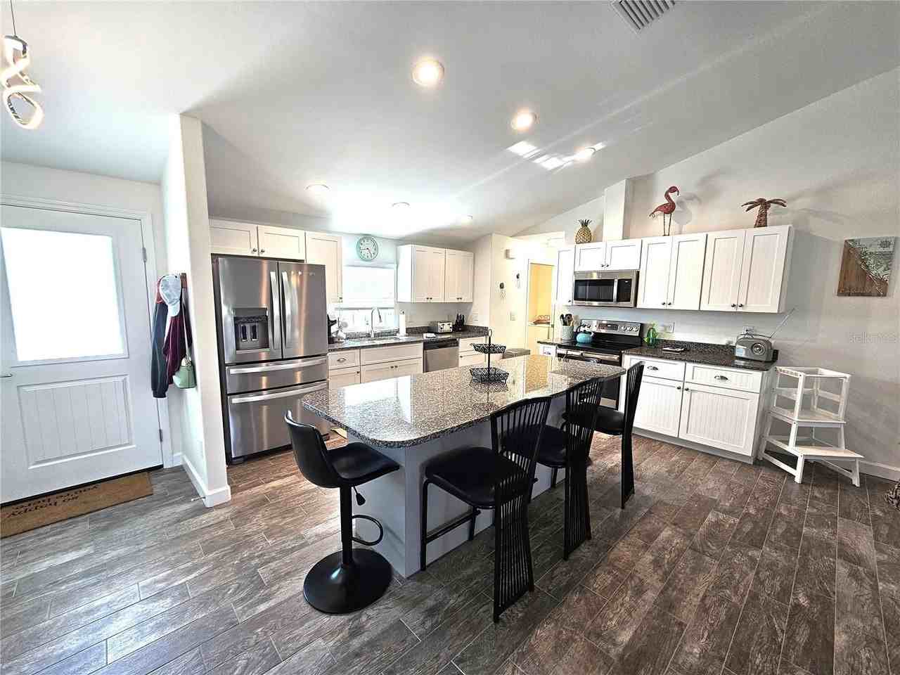 7436 Michael St - Photo 3 of 39