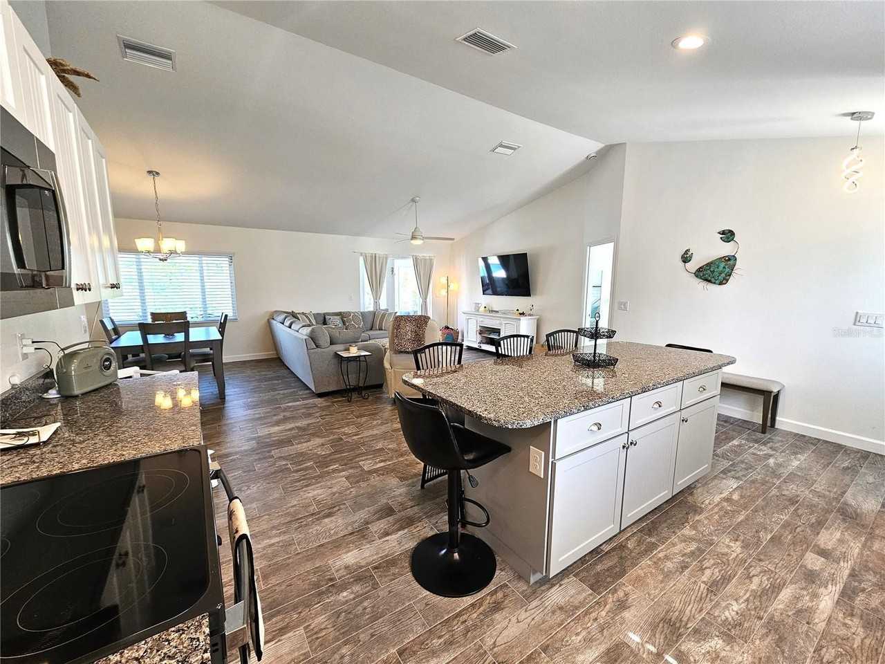 7436 Michael St - Photo 4 of 39
