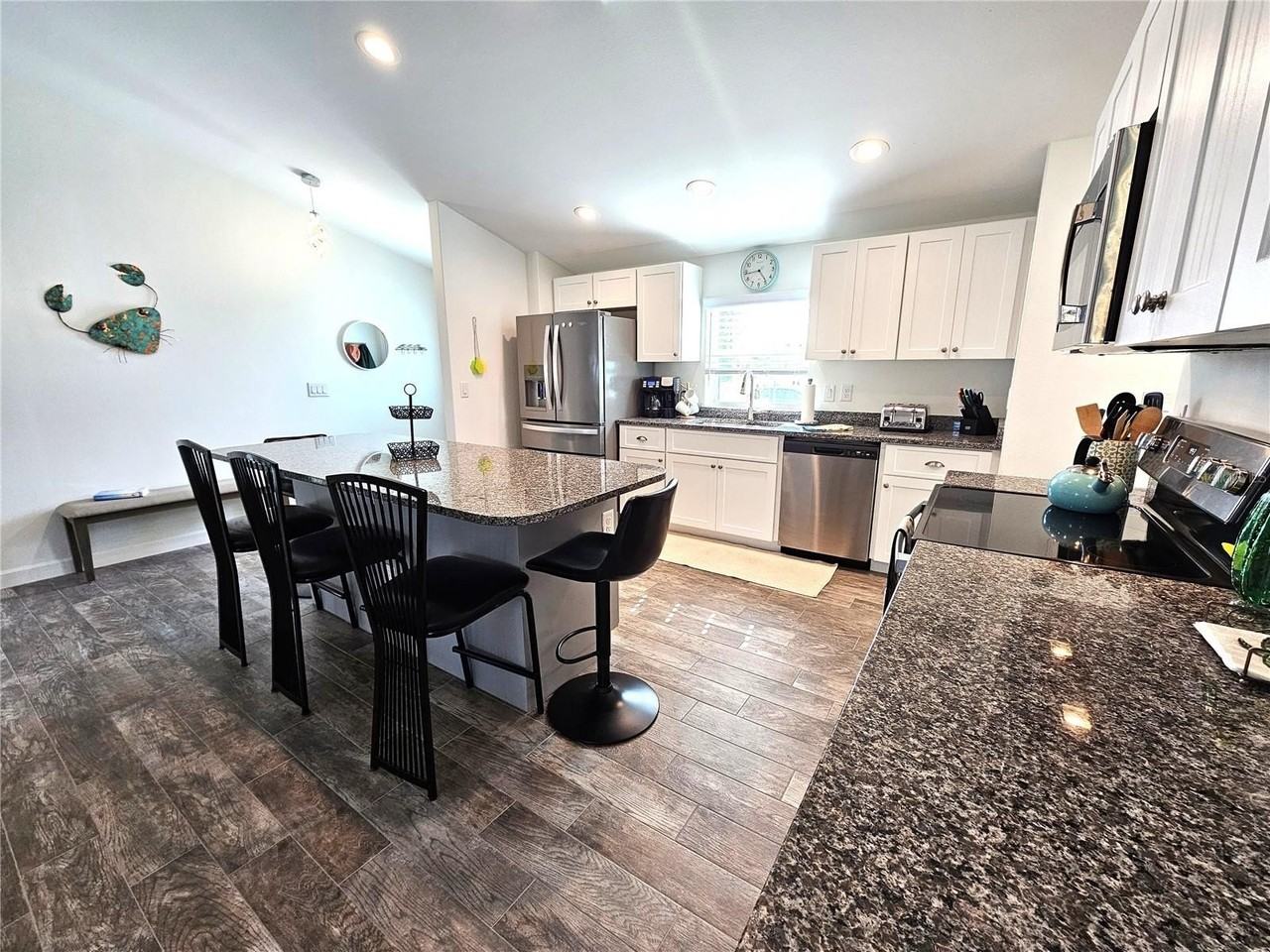 7436 Michael St - Photo 5 of 39