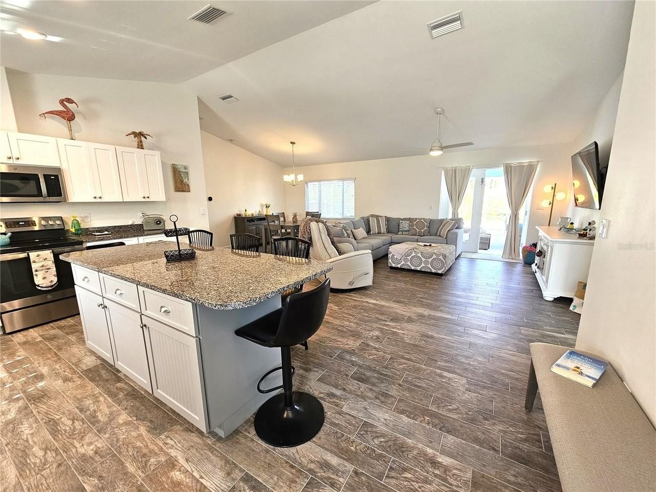 7436 Michael St - Photo 6 of 39