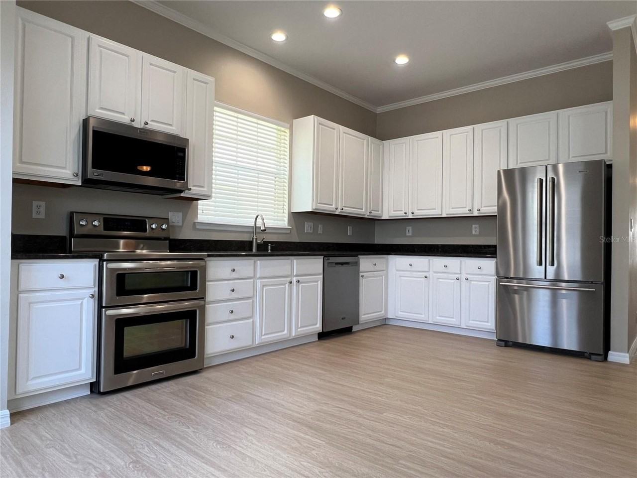 502 Greenbrier Ave - Photo 7 of 41