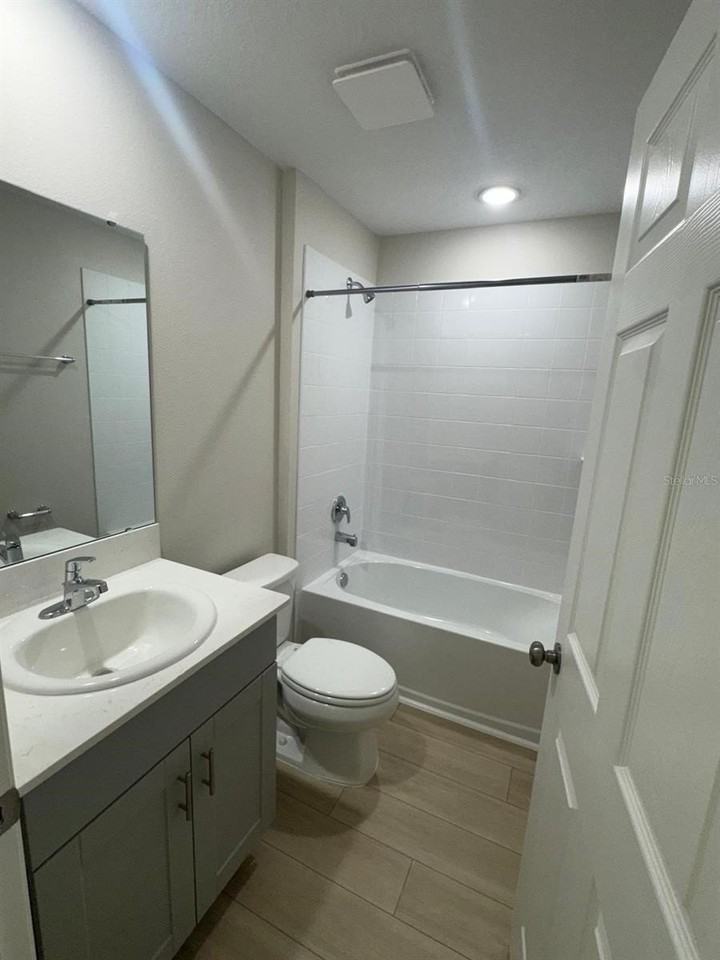 1049 Foreshore Ln - Photo 4 of 19