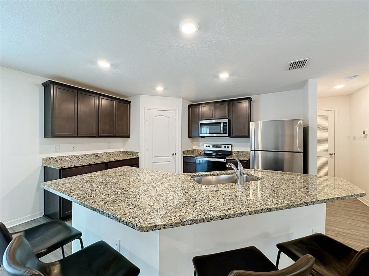 1407 Hillsborough Way - Photo 7 of 37