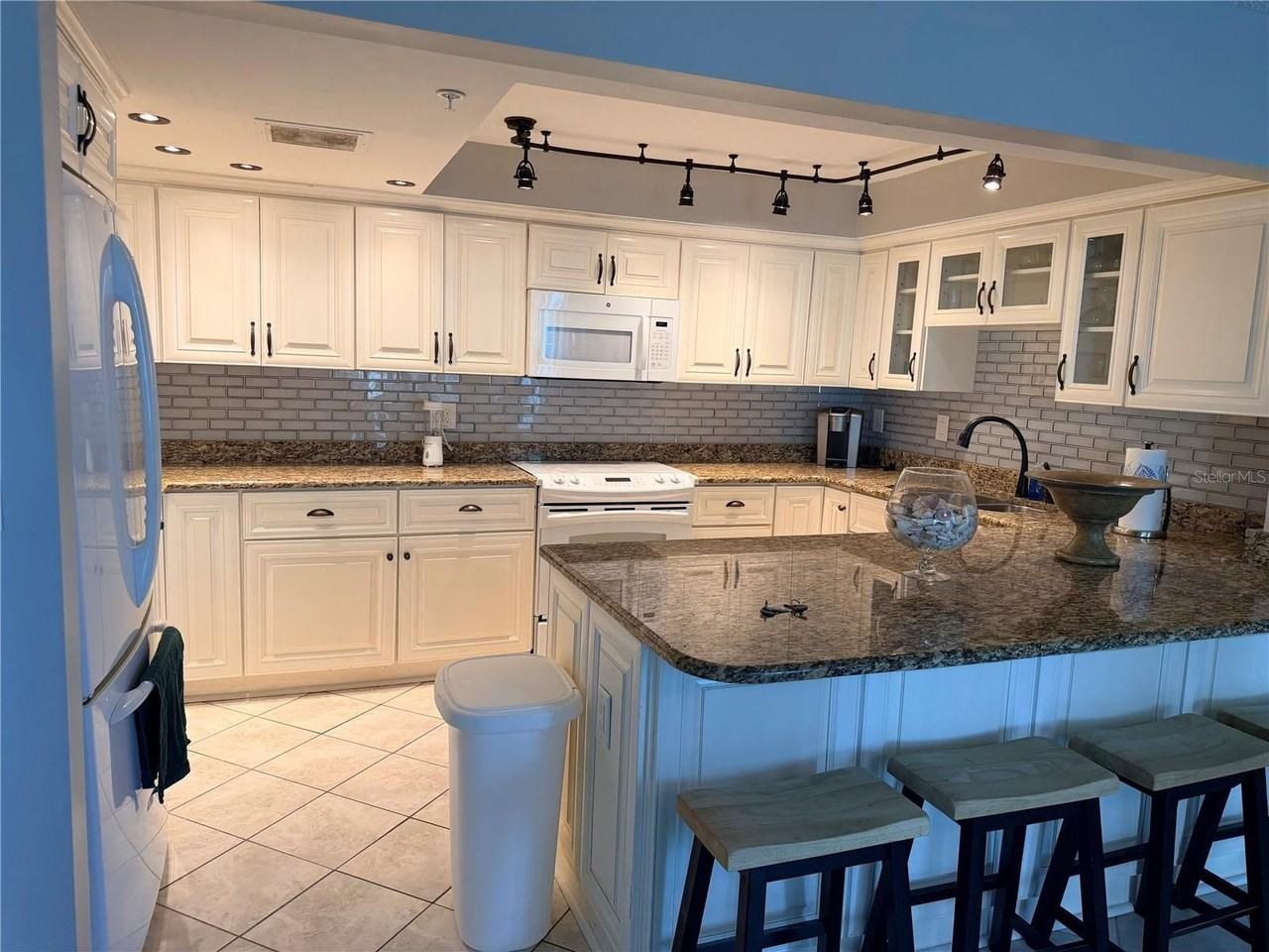 1480 Gulf Blvd #607 - Photo 5 of 27