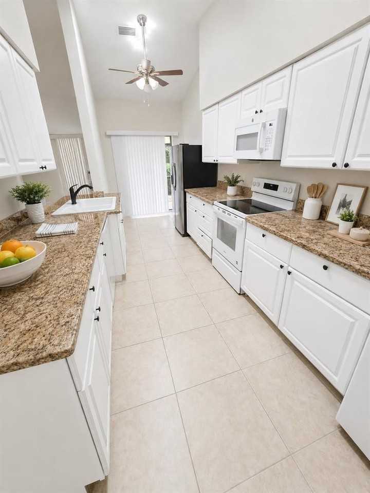 1203 Saxony Cir #B - Photo 3 of 18