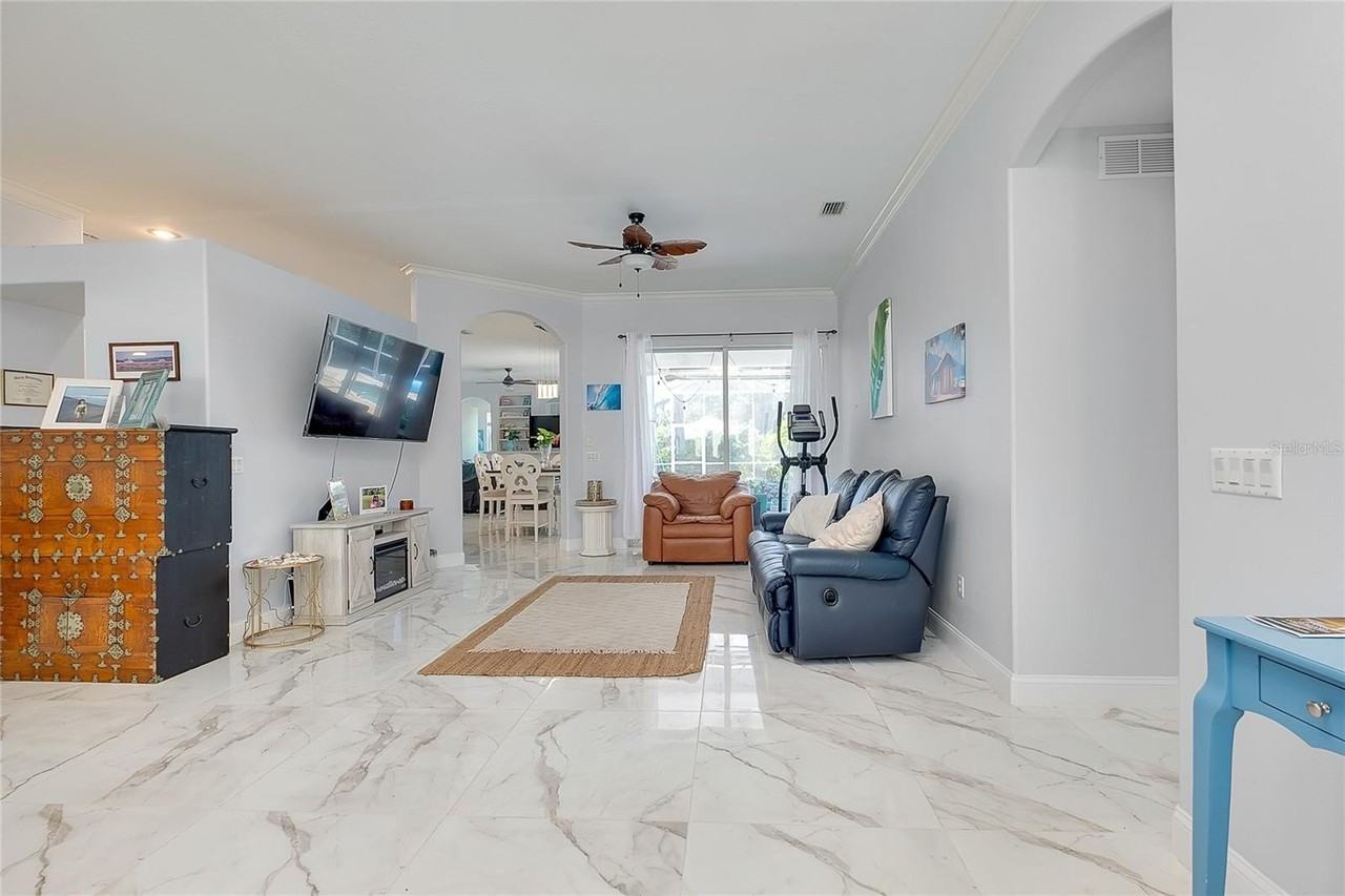 360 Cedarbrook Ct - Photo 4 of 30