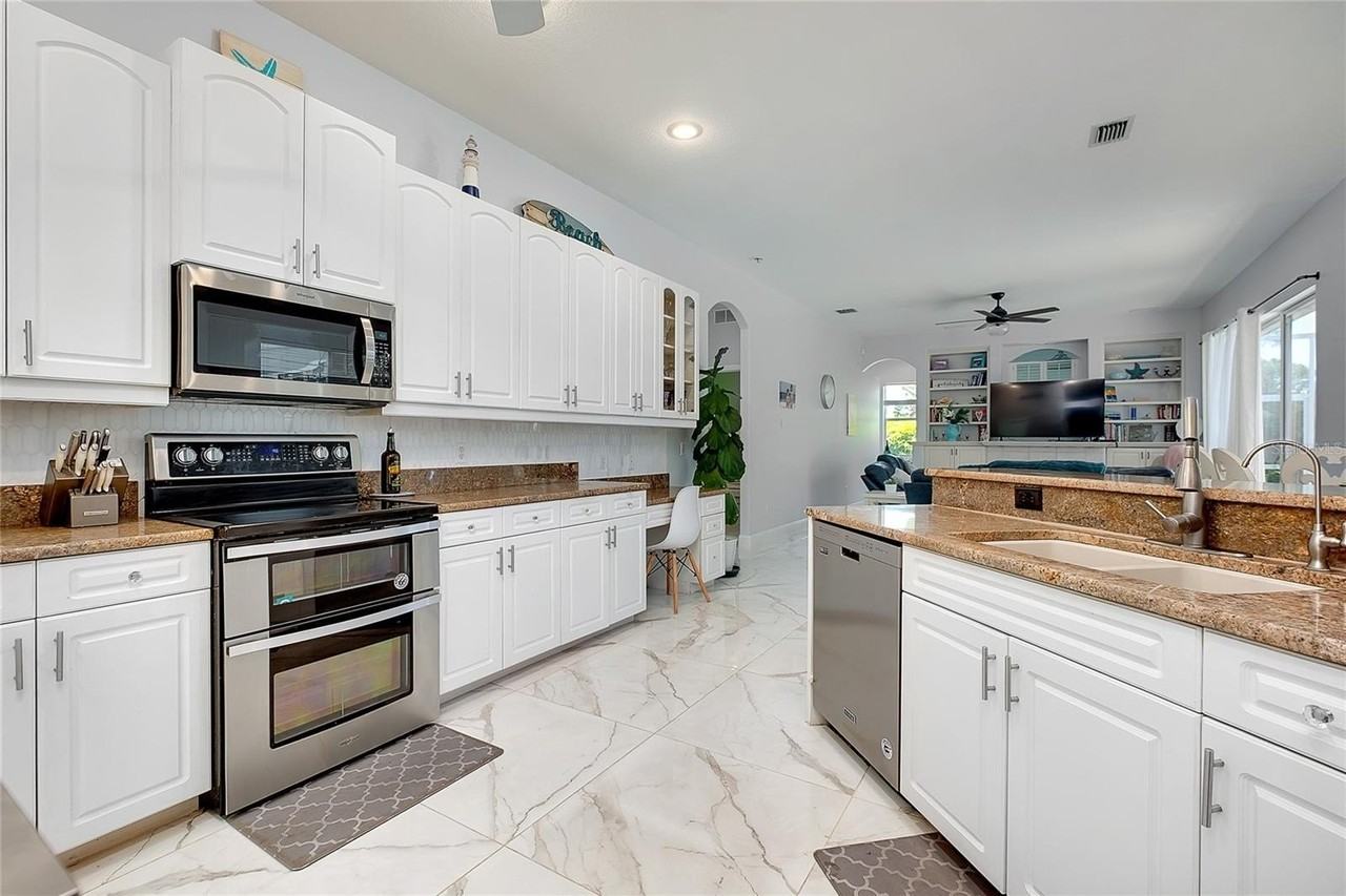 360 Cedarbrook Ct - Photo 5 of 30