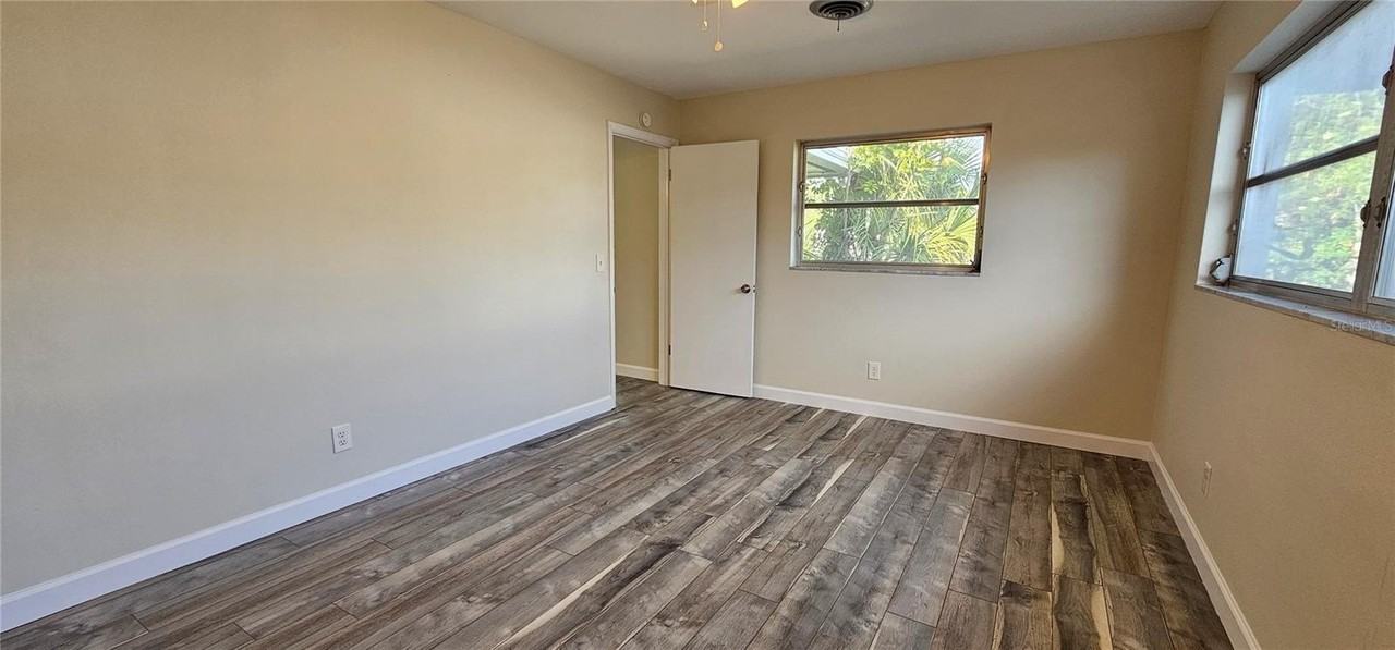 1329 Fairfield Dr - Photo 3 of 39