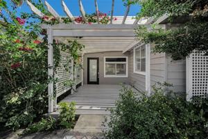featured image of 1122 E Oakwood St