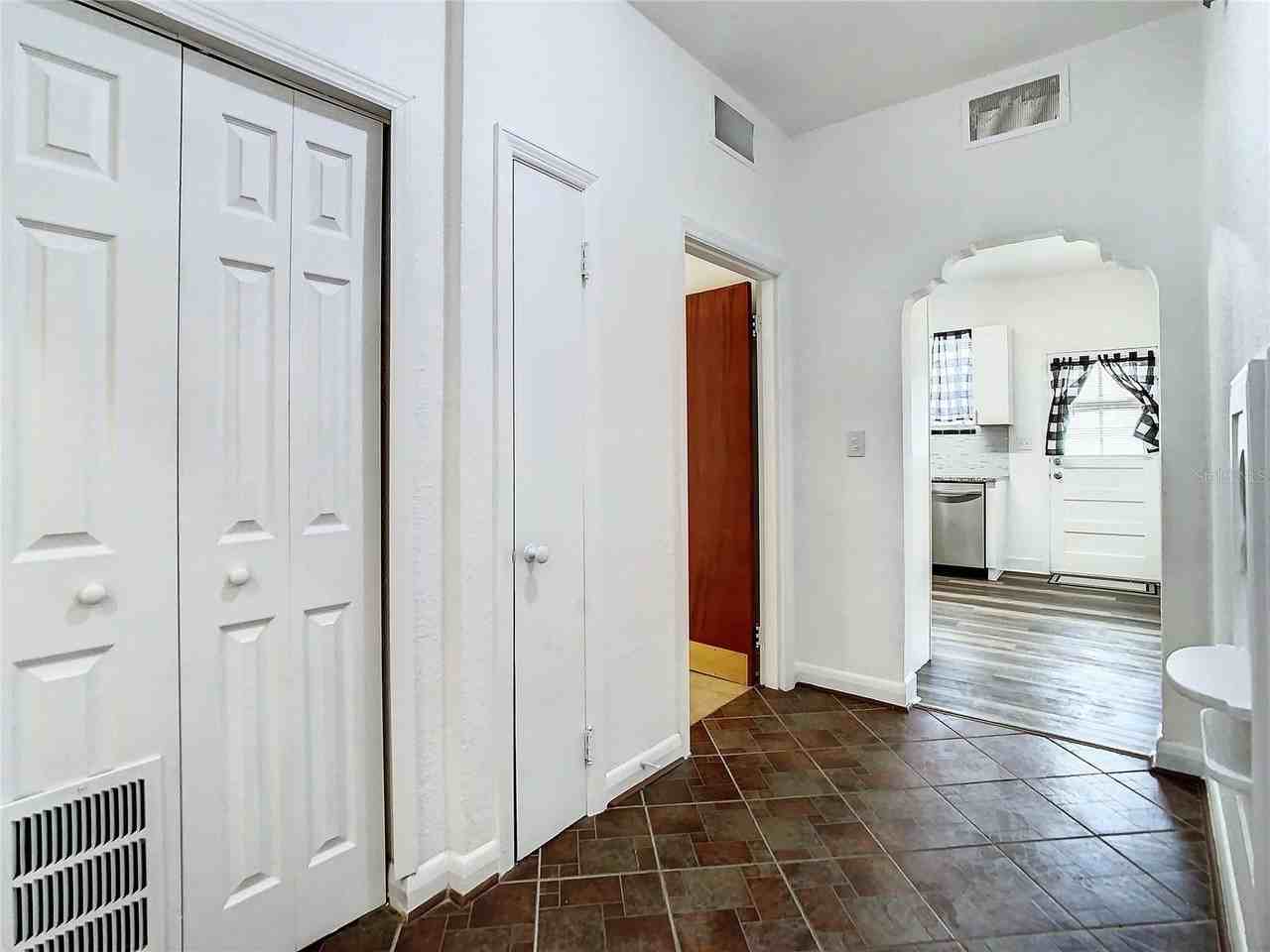2211 Durham St - Photo 4 of 32