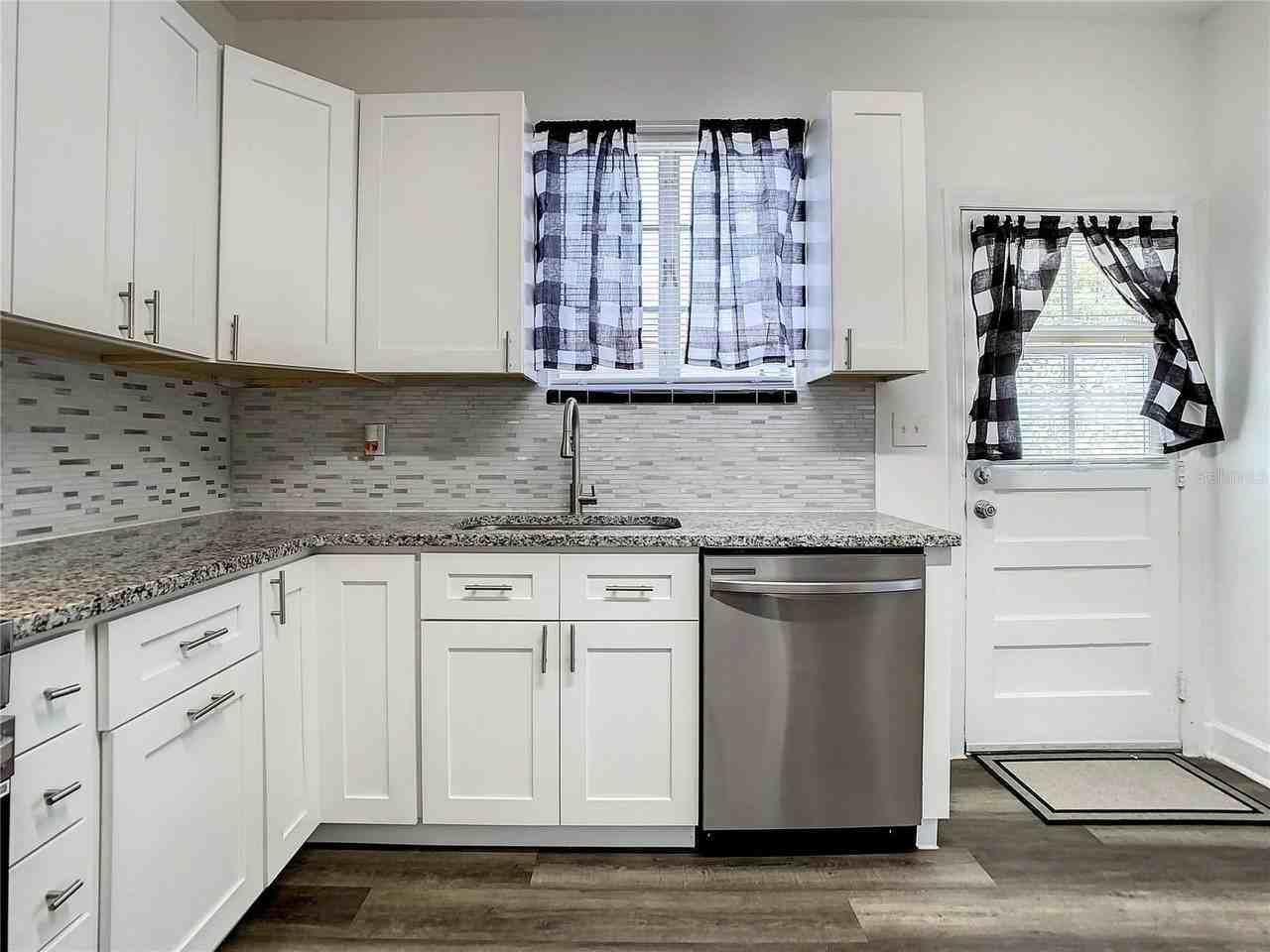 2211 Durham St - Photo 6 of 32
