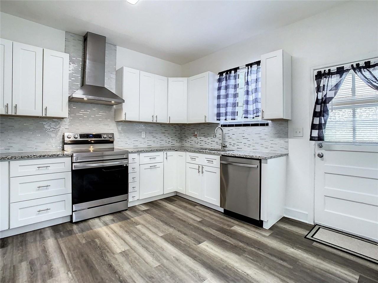 2211 Durham St - Photo 7 of 32