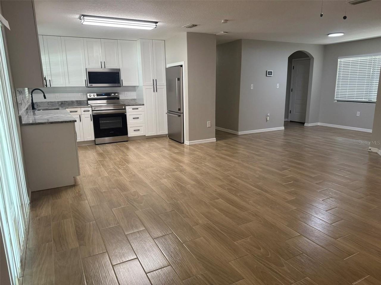 1008 N Bracewell Dr - Photo 4 of 19