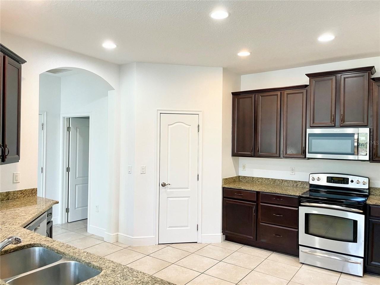 7952 Hampton Lake Dr - Photo 6 of 19