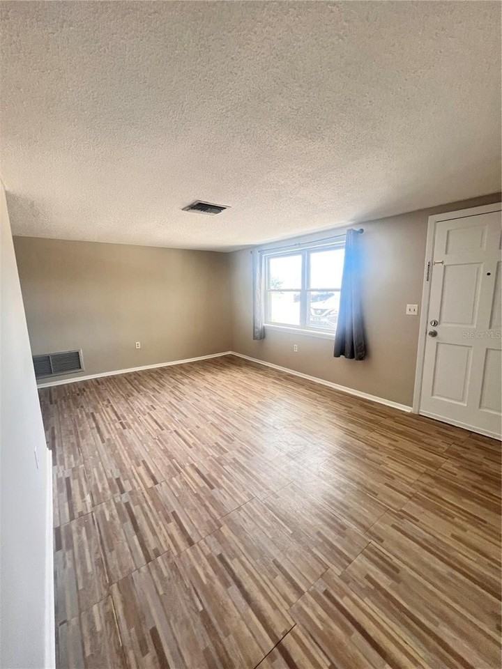 9910 Lake Chrise Ln - Photo 6 of 13