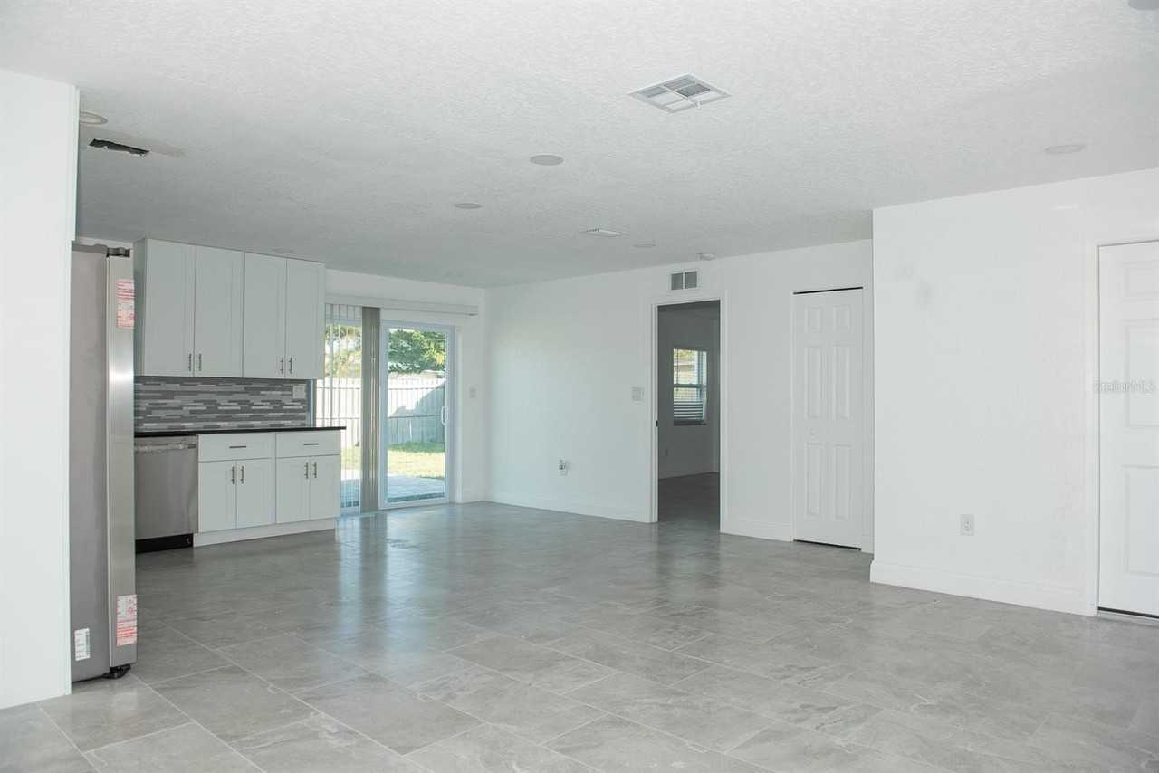 11889 93rd Ave - Photo 2 of 19