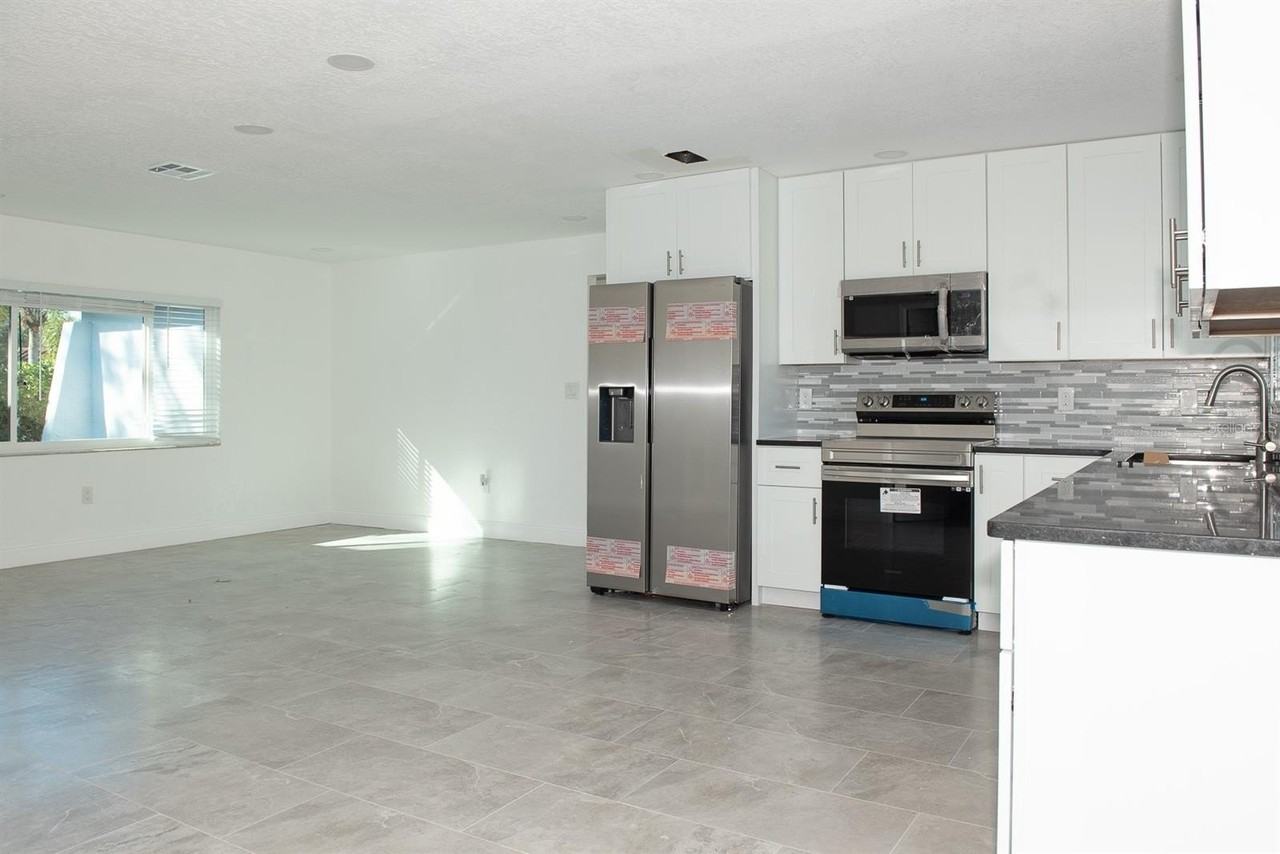 11889 93rd Ave - Photo 4 of 19