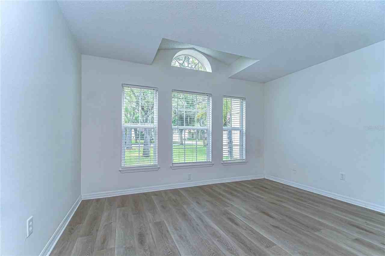18303 Elmhurst Ln - Photo 5 of 44