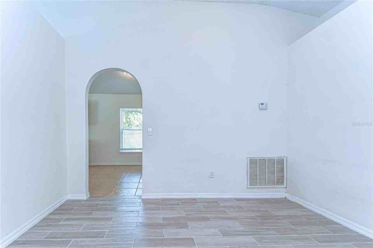 18303 Elmhurst Ln - Photo 7 of 44