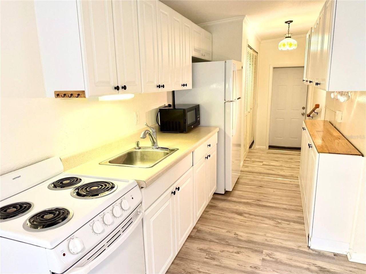516 Northmoor Ave N - Photo 2 of 10