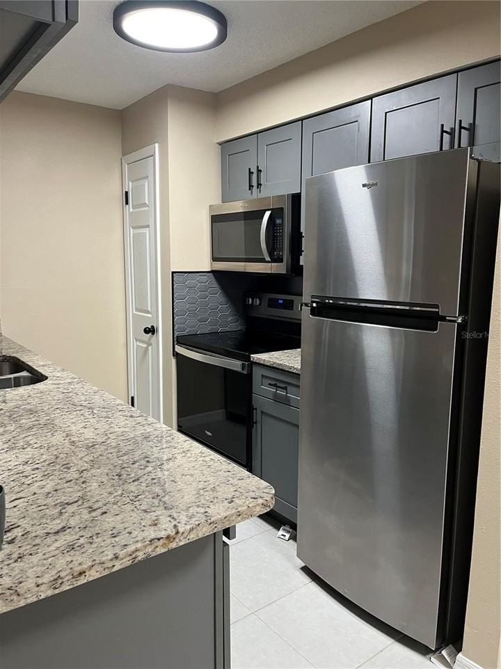 211 Thorn Tree Pl - Photo 2 of 43