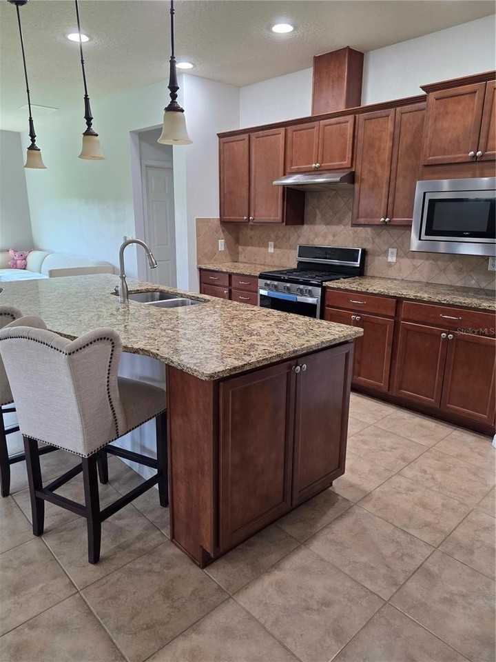 576 Cantabria Dr - Photo 5 of 49