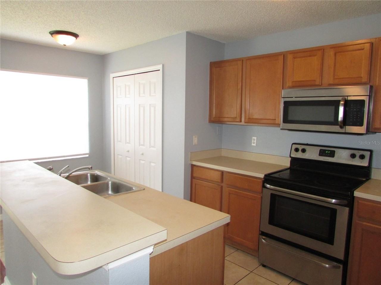 8532 Edgewater Place Blvd - Photo 6 of 42