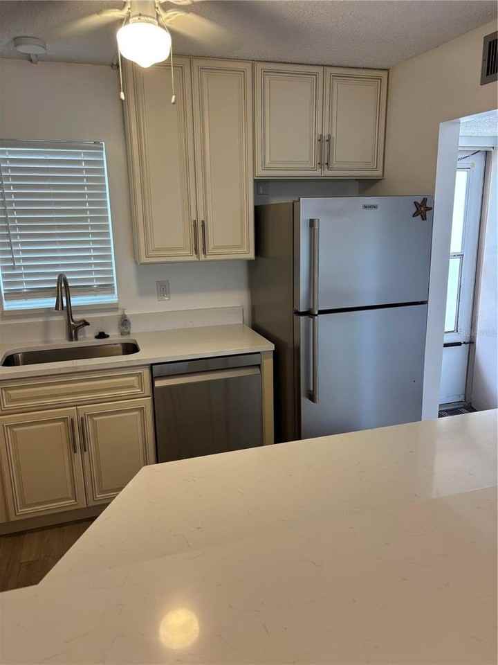 7405 Bay Island Dr S #220 - Photo 6 of 40