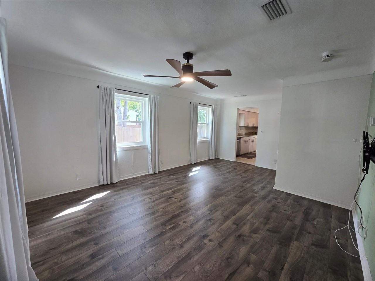 6001 Cedar St Ne - Photo 4 of 43