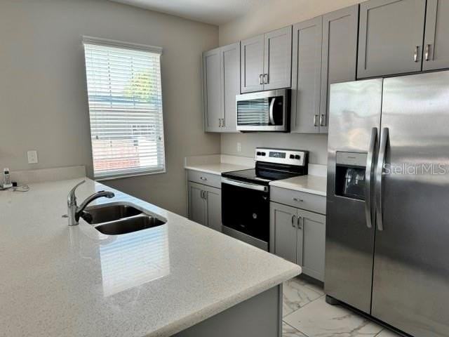2531 W Walnut St - Photo 2 of 18