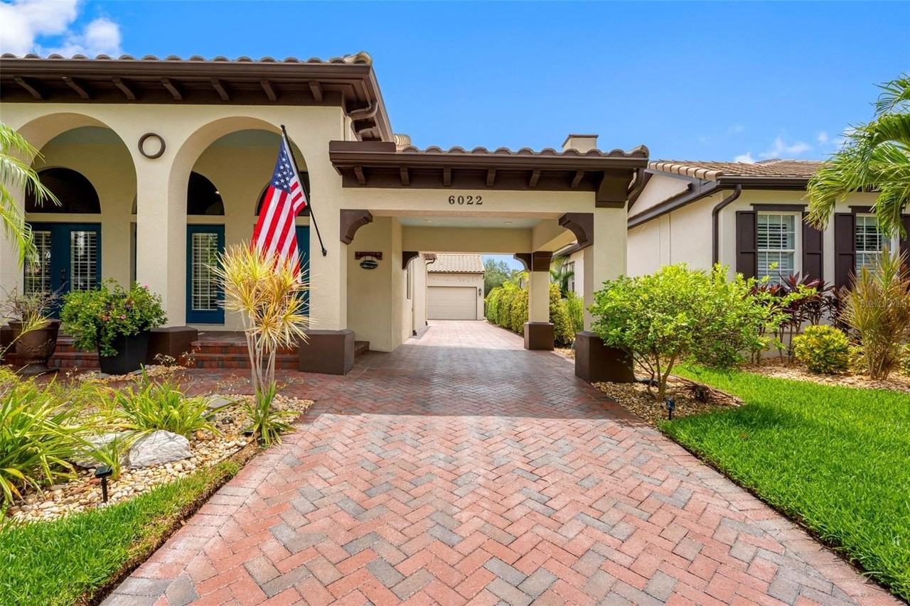6022 Beacon Shores St - Photo 4 of 50