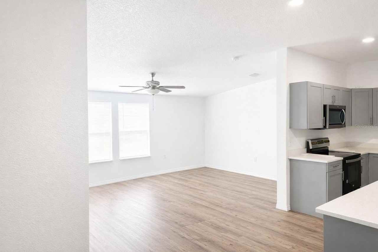 10121 Evanston Ln - Photo 3 of 14