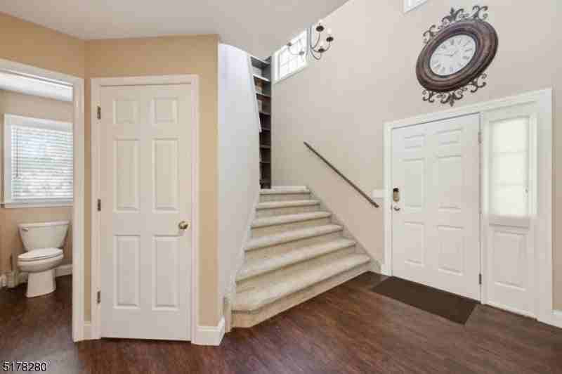 408 Prospect Ave - Photo 4 of 37