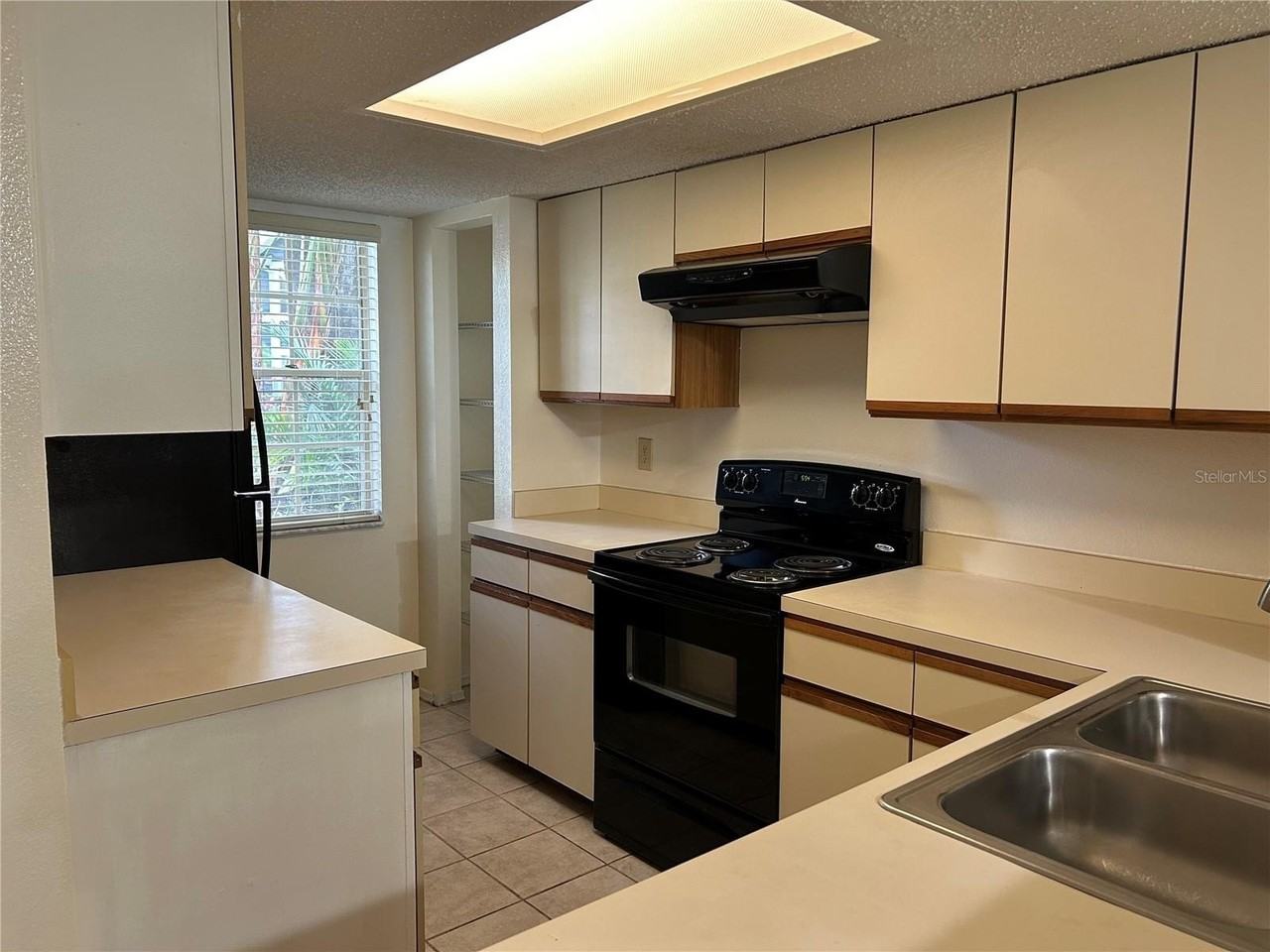 2143 Fox Chase Blvd - Photo 4 of 25