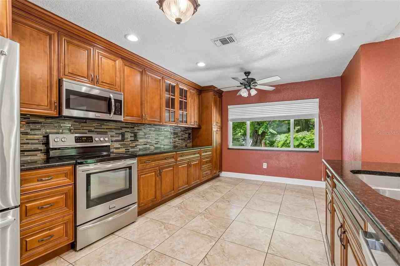 15109 Springview St - Photo 4 of 31