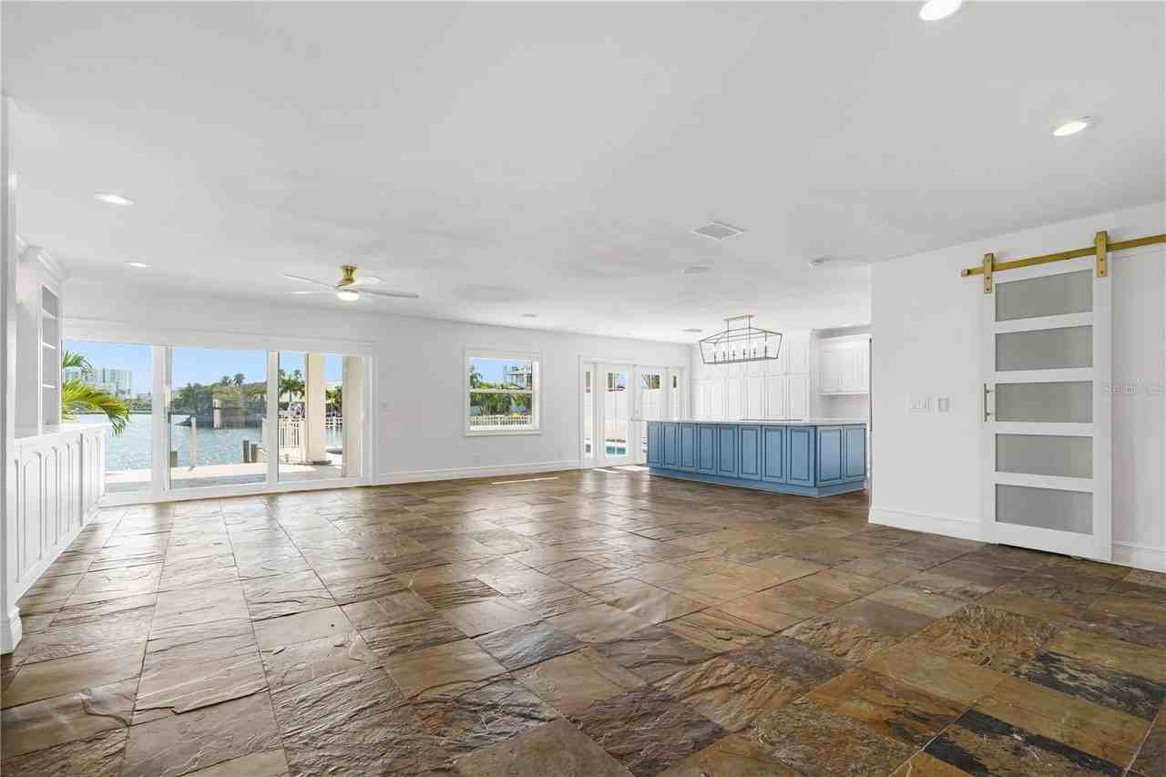 3924 Versailles Dr - Photo 4 of 35