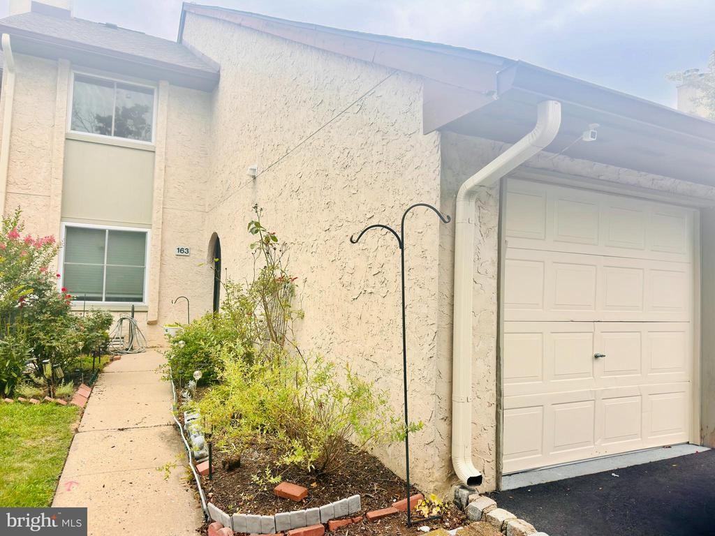 163 Thoreau Dr - Photo 4 of 34