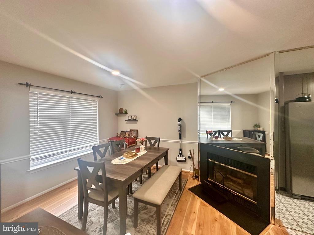 163 Thoreau Dr - Photo 5 of 34