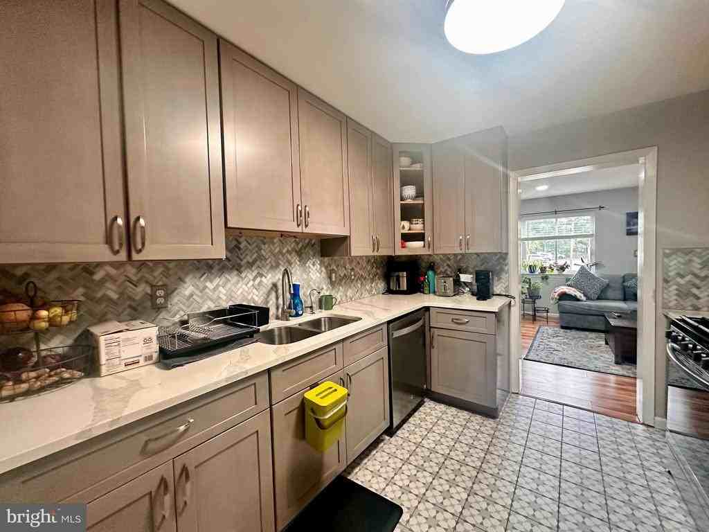 163 Thoreau Dr - Photo 7 of 34