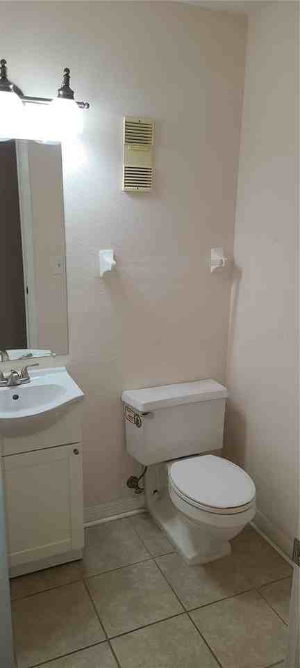 3813 N Oak Dr #F12 - Photo 4 of 6