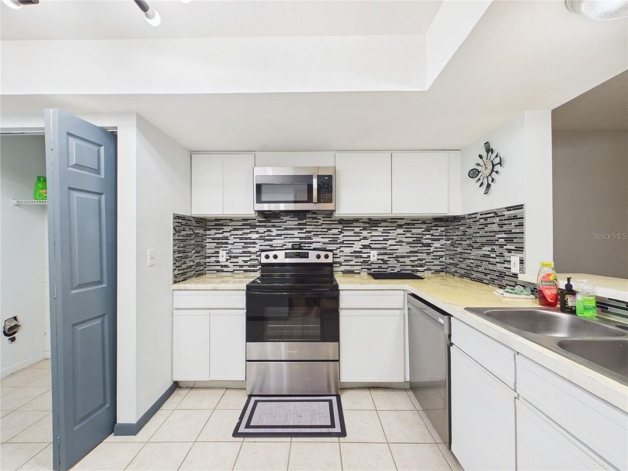 11239 Cedar Hollow Ln - Photo 6 of 49