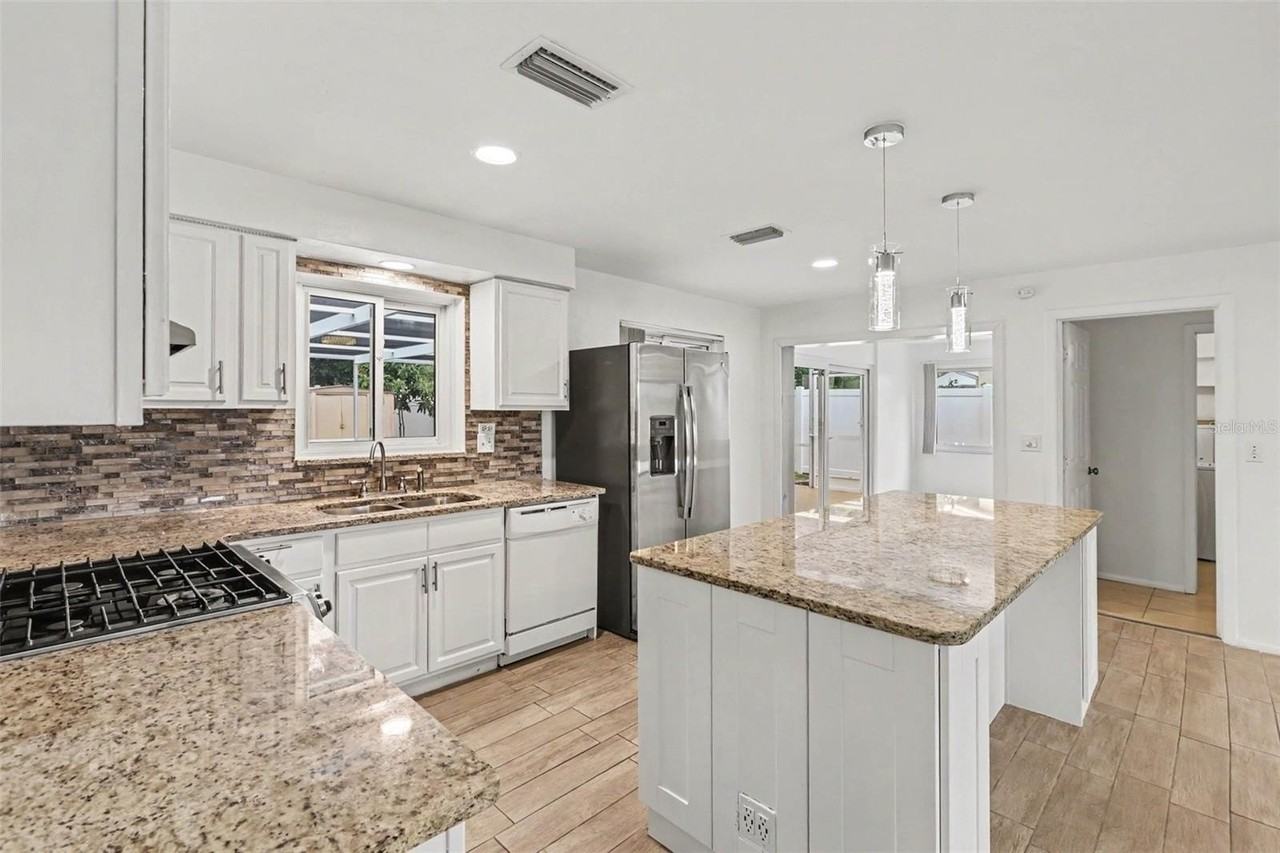 1520 Simmons Dr - Photo 6 of 17
