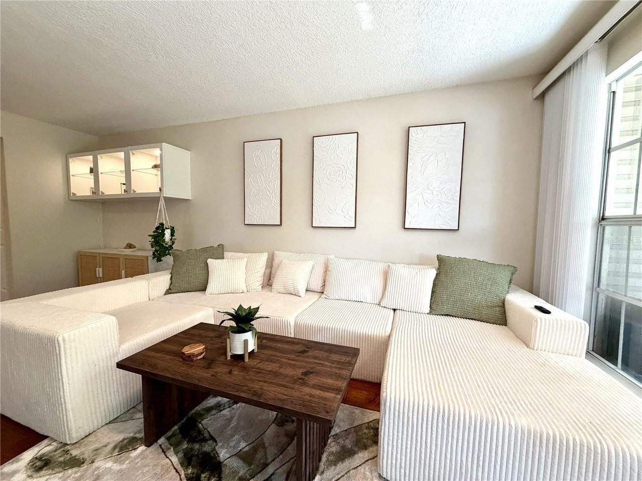 6905 Lake Place Ct - Photo 4 of 35