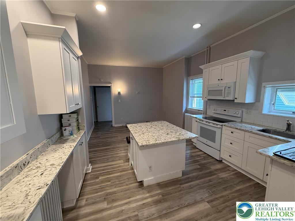 527 1st Ave - Photo 3 of 9
