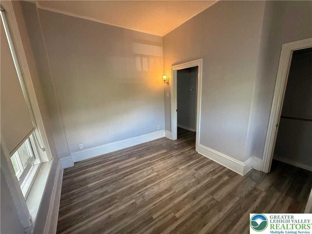 527 1st Ave - Photo 5 of 9