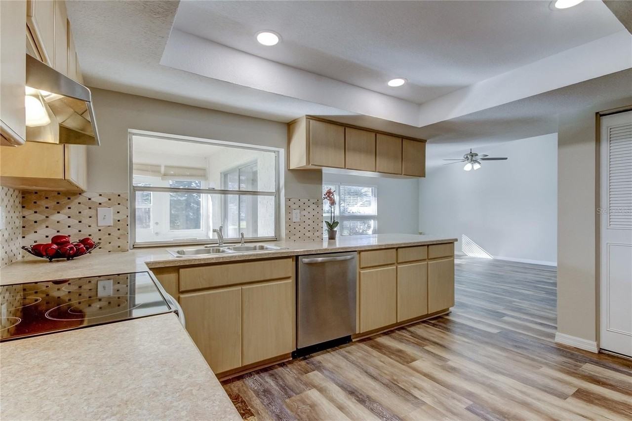 7926 Foxwood Dr - Photo 4 of 16