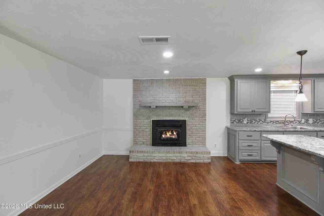 215 Boyd St - Photo 2 of 21