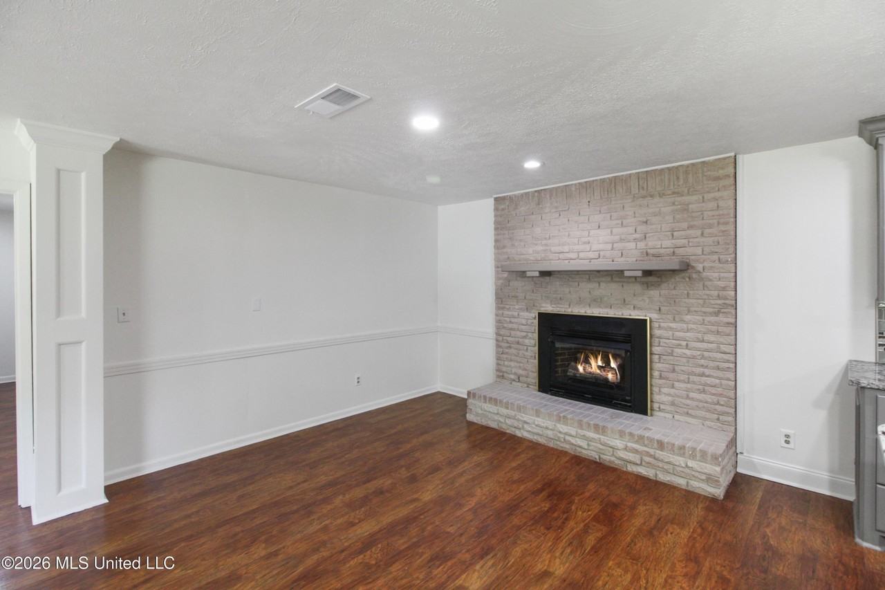 215 Boyd St - Photo 3 of 21