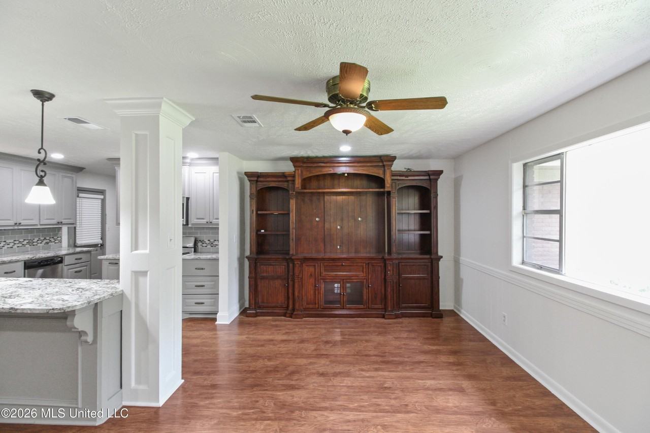 215 Boyd St - Photo 4 of 21